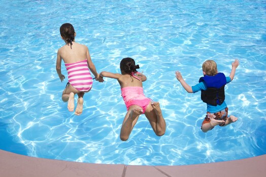 Un enfant ne doit jamais être laissé sans surveillance autour d’une piscine