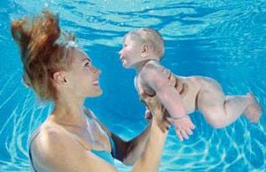 Un enfant ne doit jamais être laissé sans surveillance autour d’une piscine / Children should never be left unattended near a pool