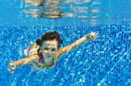 Dans une piscine, ne jamais laisser un enfant sans surveillance, même une seule seconde.