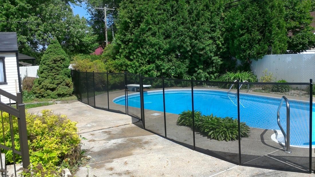Child Safety : Preventing Drowning - Pool Fence                         Sécurité des Enfants : Prévention de la Noyade - Clôture de piscine, Clôture de piscine amovible ENFANT SÉCURE, CHILD SAFE Removable Pool Fence,