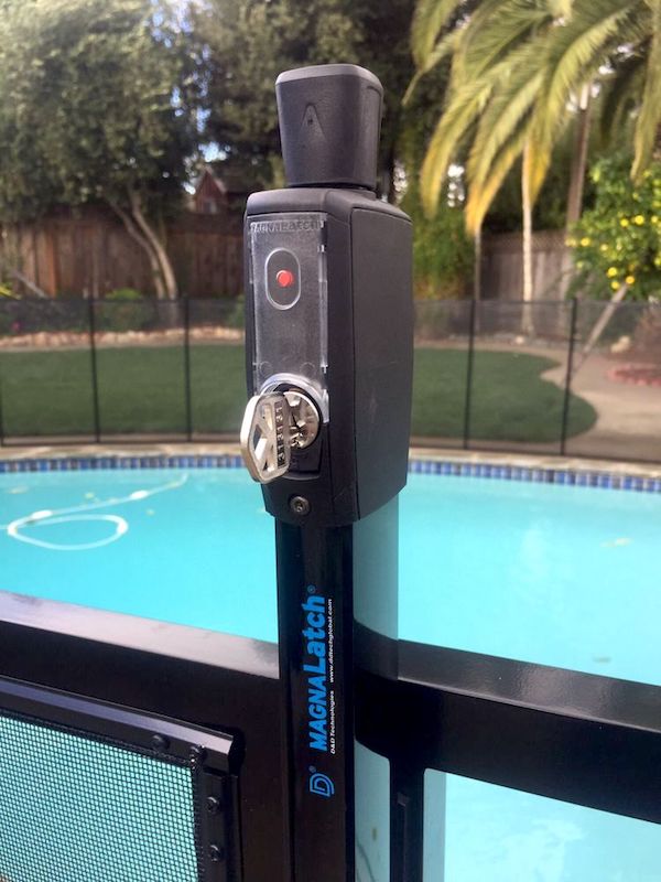 Serrure de porte de clôture | Fence gate lock, Inground pool fence , Pool fencing , Safety fence , Child gate lock , Child safety drowning , Backyard pool safety , Pool enclosure , Child barrier , Water safety , Protect your child , above ground pool