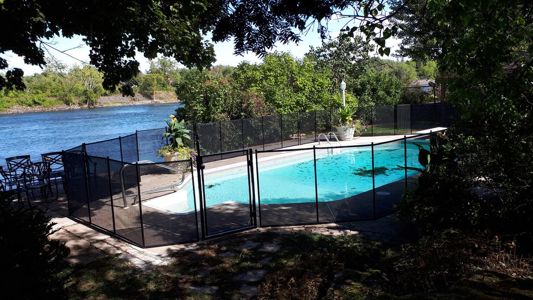 Clôture de piscine amovible à Chambly | Bassin de Chambly | Removable pool fence in Chambly, clôture amovible, Prévention de la noyade, sécurité aquatique, barrière de sécurité,  piscine creusée, piscine hors-terre, piscine semi-creusée, protégez vos enfants, clôture sécuritaire pour enfants, clôture piscine hors-terre, clôture piscine privé, hauteur clôture piscine, piscine sécurité, prévenir la noyade, sécuriser une piscine, sécurité à la piscine, clôture de piscine amovible Enfant Sécure